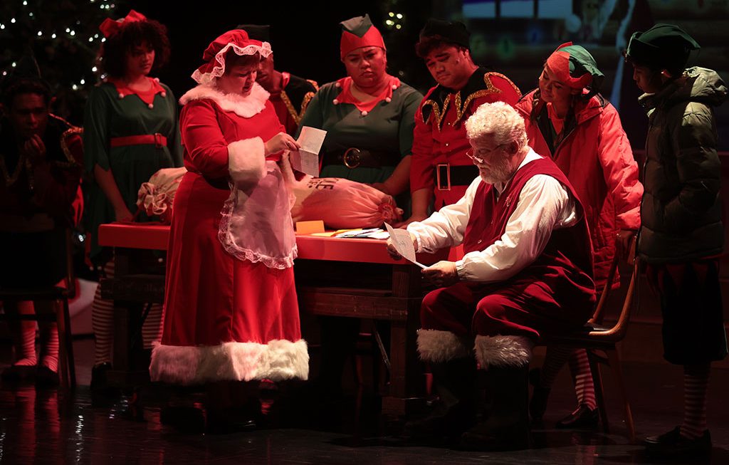 Snow Falls In Honolulu At Christmas Spectacular!