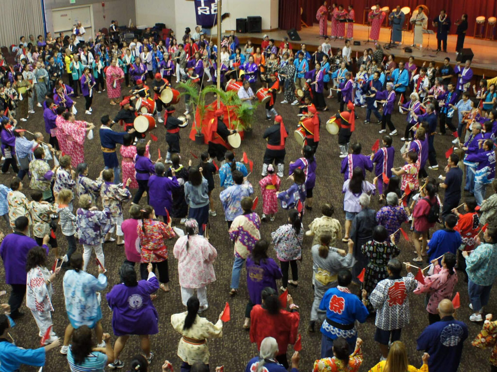 bon dancing at the Autumn Matsuri