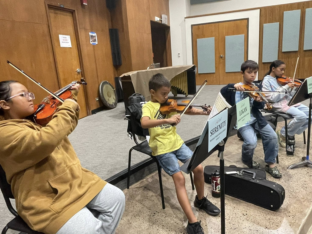 children in orchestra class
